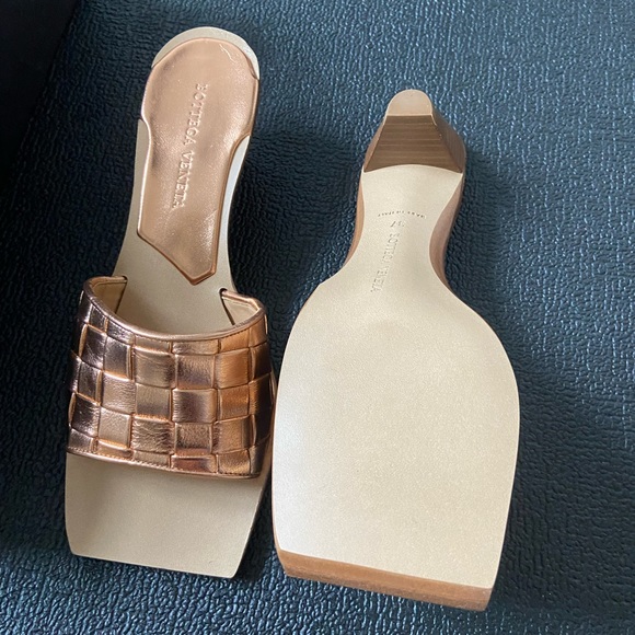BOTTEGA VENETA Gold Peach sandals in 37 IT - Picture 3 of 4